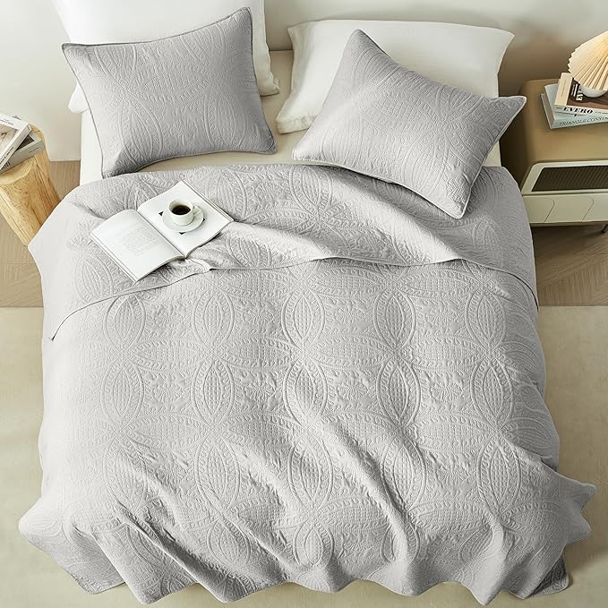 akkialla King Size Quilt Set,Light Grey Ultrasonic Bedspread,Lightweight Soft Coverlet with Modern Coin Pattern,All Season California King Bedding Set,3 Piece Set(1 Quilt,2 Pillow Shams)