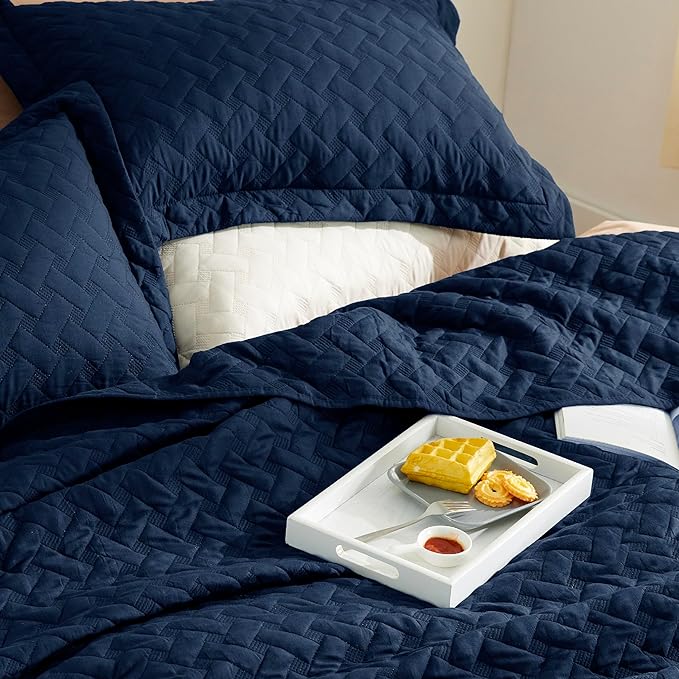 Bedsure Quilts Queen Size - Lightweight Bedspreads Queen Size with Basket Weave Pattern, Soft Quilt Bedding, Navy Comforter Coverlet for All Seasons (90" x 96")