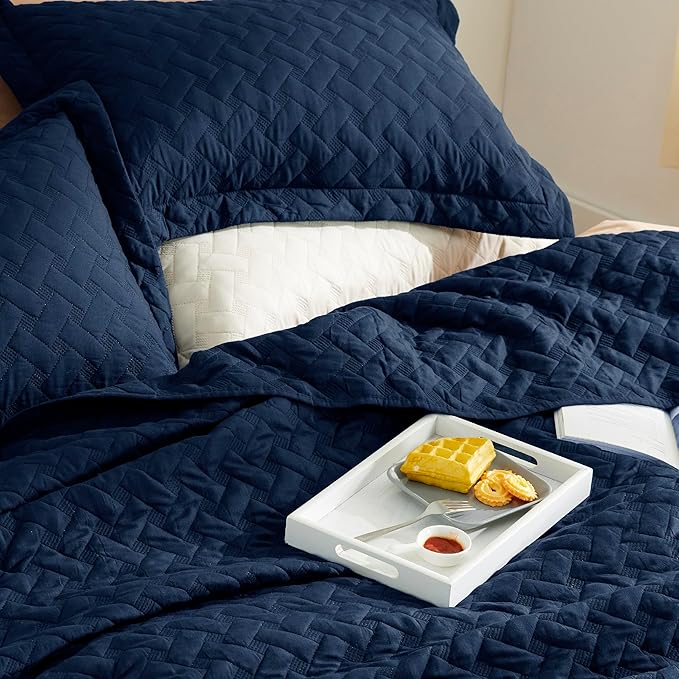 Bedsure Quilts Twin Size - Lightweight Bedspreads Twin Size with Basket Weave Pattern, Soft Quilt Bedding, Navy Comforter Coverlet for All Seasons (68" x 86")