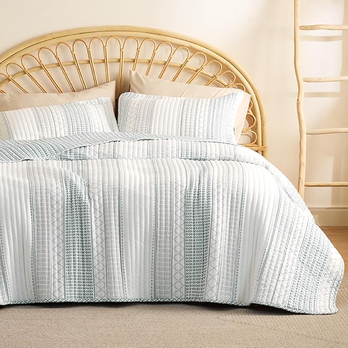 Bedsure Striped Quilt King Size - Blue & Grey Reversible Quilt Bedding, Microfiber Lightweight Bedspread, Striped Pattern Coverlet for All Seasons (106"x96")