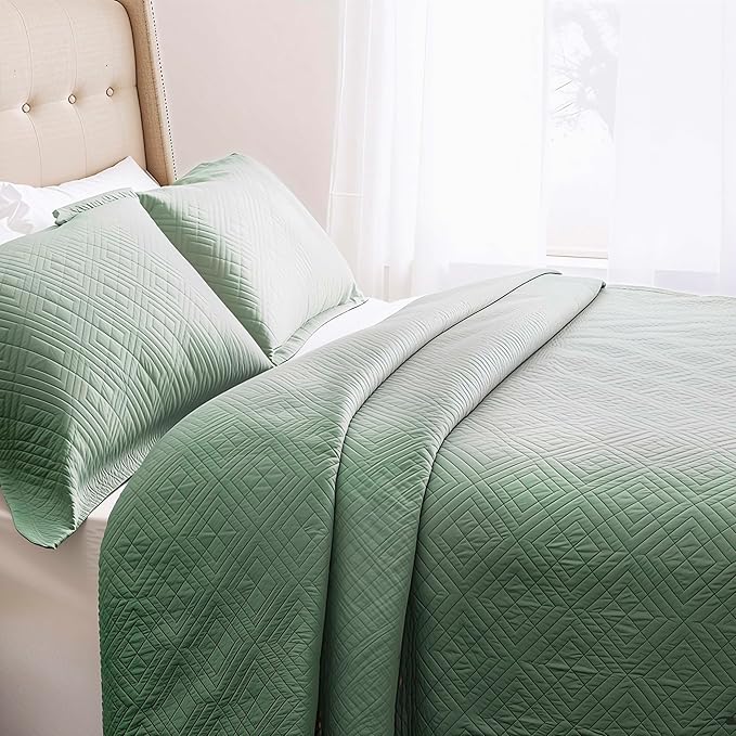 Hearth & Harbor King Quilt Set – All-Season Lightweight Bedspread & Coverlet with Pinsonic Weave - 7 Piece King Quilt Set with Pillow Shams, Sage Green - King Diamond