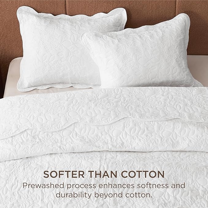 Bedsure Quilts Queen Size - Ultra Soft Pre-Washed Cloud-Like Bedding, All-Season Lightweight Comforter for Country Bedroom, Leaf Design Coverlet in Pure White, 90 x 96 Inches