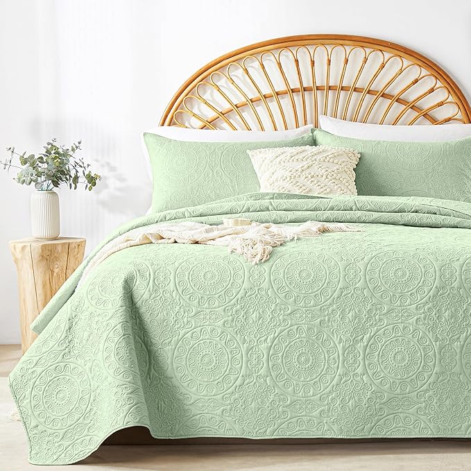 WURUIBO Light Green Quilt Set King/Cal King Size, Embossing Microfiber Bedspreads with Pillow Sham, Ligthweight Breathable Thin Coverlet, Reversible Bedding Set for All Season (1 Quilt,2 Pillow Shams)