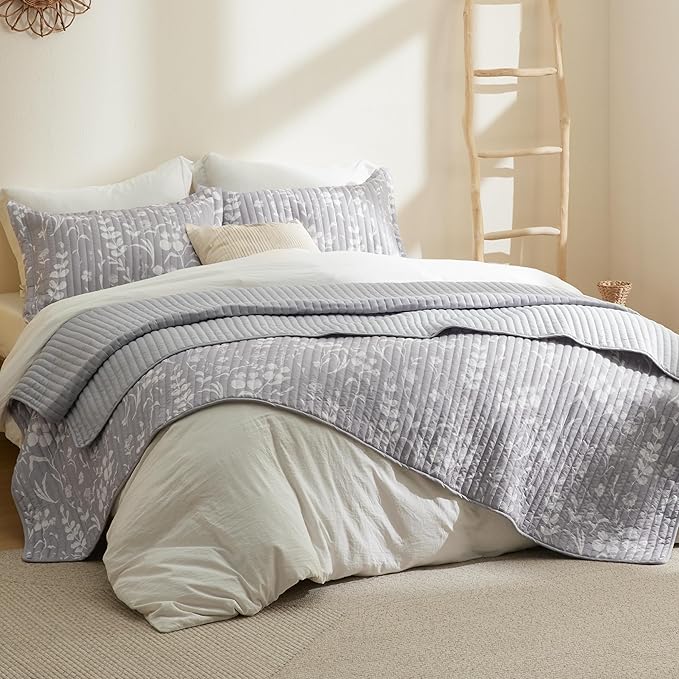 Bedsure Floral Quilt Queen Size - Reversible Frost Grey Botanical Quilt Bedding, Lightweight Bedspread, Soft Microfiber Coverlet for All Seasons (90"x96")
