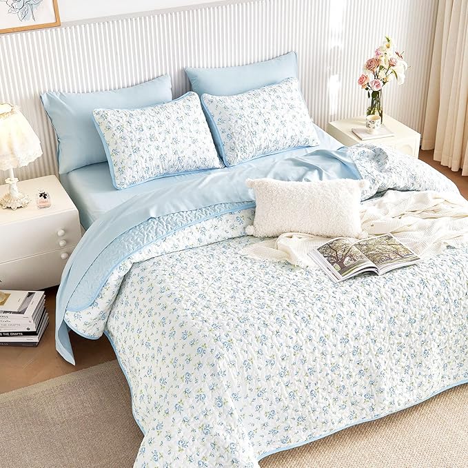Wake In Cloud - Floral Quilt Set, Coquette Cottagecore Shabby Chic Flower Pattern for Women Teen Girls, Reversible Lightweight Bedspread Coverlet, 3 Pieces, White Blue, Twin/Twin XL Size