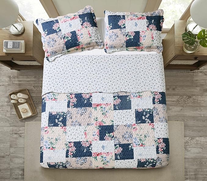 Brilliant Sunshine Roses in Beige Quilt Set, 3-Piece Bedding Sets, Lively Patchwork Design, Washable and Reversible Bedspread, Soft Lightweight Coverlet, All-Season, Full/Queen, Vintage Indigo