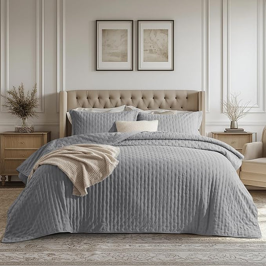 Bedsure King Quilt - Grey Bedspread King Size & Lightweight Comforter, Modern Coverlet with Clover Pattern, Ultra Soft All-Season Bedding, 106 x 96 Inches