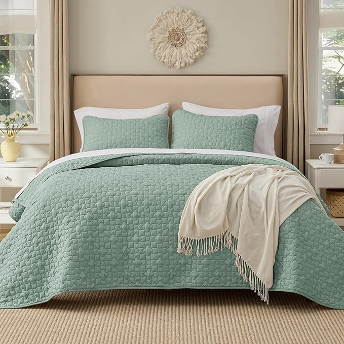 Bedsure Quilts Queen Size - Lightweight Bedspreads Queen Size with Lucky Star Quilting, Soft Quilt Bedding Set, Sage Green Comforter Set Coverlet for All Seasons with 2 Pillow Shams (90" x 96")