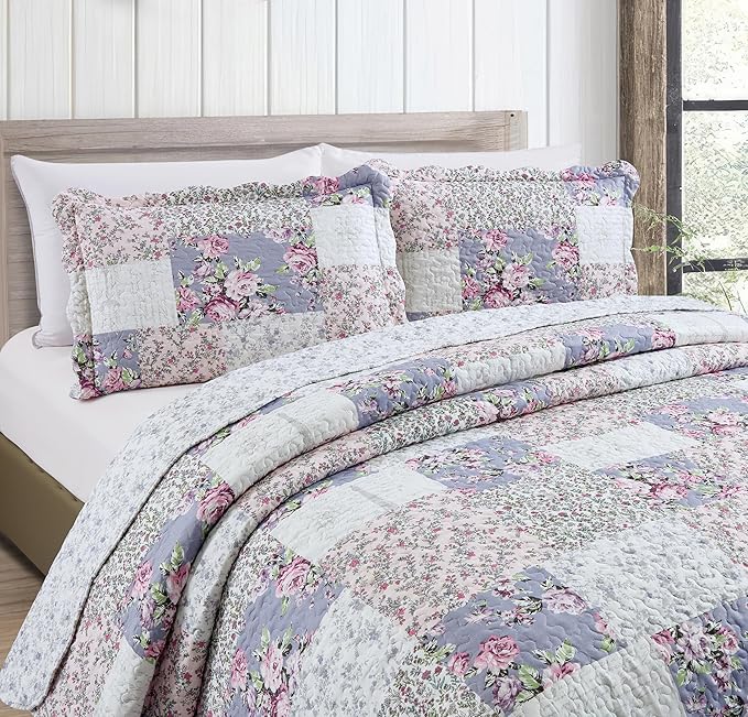 Brilliant Sunshine Roses Toile Quilt Set, 3-Piece Bedding Sets, Traditional Lively Patchwork Design, Washable and Reversible Bedspread, Soft Lightweight Coverlet, All-Season, Full/Queen, Blue Pink