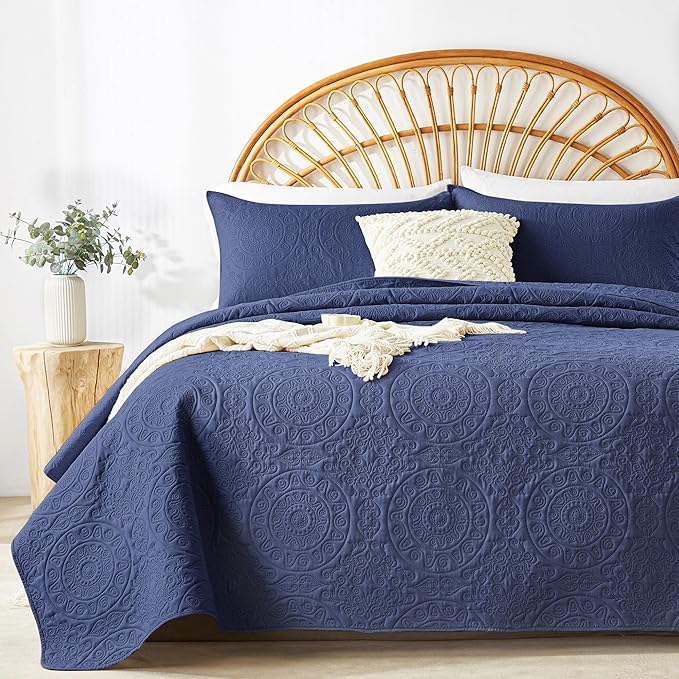 WURUIBO Navy Blue Quilt Set Queen Size, Embossing Microfiber Full Bedspreads with Pillow Sham, Ligthweight Breathable Thin Coverlet, Reversible Bedding Set for All Season (1 Quilt, 2 Pillow Shams)