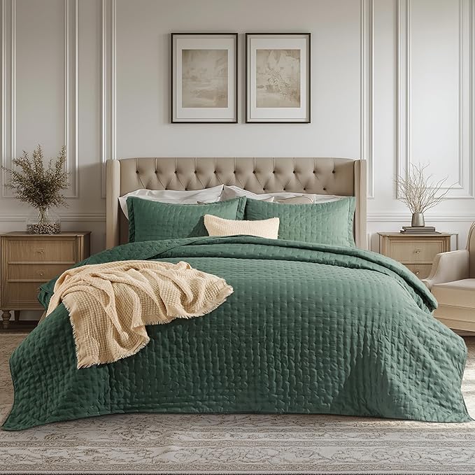 Bedsure Twin Quilt - Ultra Soft Twin XL Quilt Bedding for Dorm Decor, Lightweight All-Season Comforter, Dark Green Bedspread Coverlet with Clover Pattern, 68 x 86 Inches
