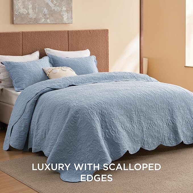 Bedsure Quilt King Size - Ultra Soft Pre-Washed Cloud-Like Bedding, All-Season Lightweight Comforter for Country Bedroom, Leaf Design Coverlet in Mineral Blue, 106 x 96 Inches