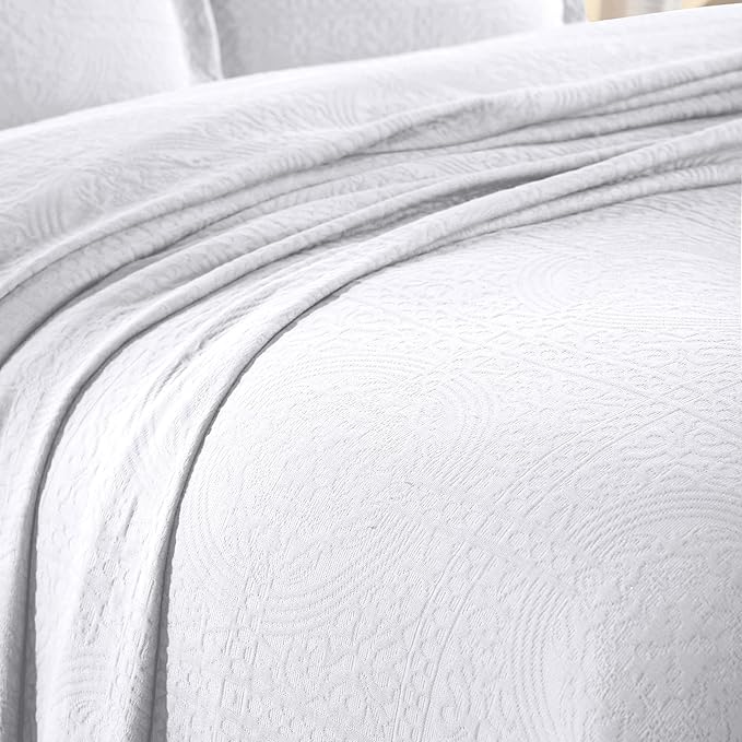 Superior Cotton Fleur De Lis Bedspread Set, Warm Blankets, All-Season Bedding, Bedroom Decor, Decorative Boho Medallion Coverlet, Includes 1 Bedspread, 2 Pillow Shams, Queen, White