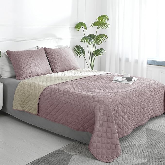 Easy-Going Full/Queen Size Reversible Quilt Set with 1 Quilt and 2 Pillow Shams, Soft Bed Quilt Cover, Water Resistant Lightweight Microfiber Bedspread, Stain Resistant, Pink/Beige