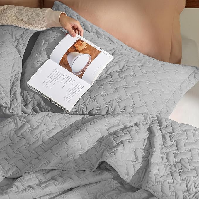 Bedsure Quilts Queen Size - Lightweight Bedspreads Queen Size with Basket Weave Pattern, Soft Quilt Bedding, Light Grey Comforter Coverlet for All Seasons (90" x 96")