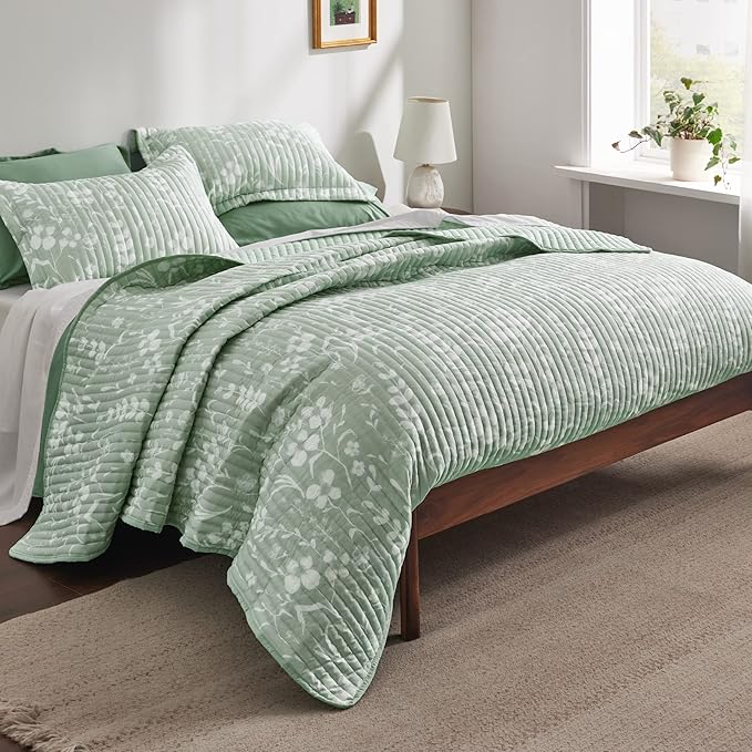 Bedsure Floral Quilt King - Reversible Mint Green Botanical Quilt Bedding Lightweight Bedspread, Soft Microfiber Coverlet for All Seasons (106"x96")