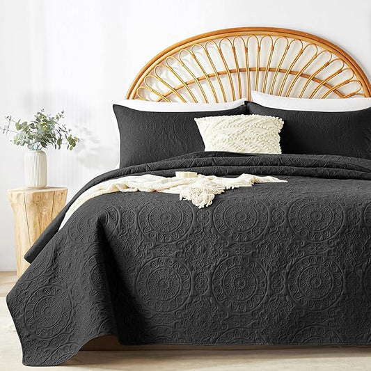 WURUIBO Black Quilt Set King/Cal King Size, Embossing Microfiber Bedspreads with Pillow Sham, Ligthweight Breathable Thin Coverlet, Reversible Bedding Set for All Season (1 Quilt, 2 Pillow Shams)