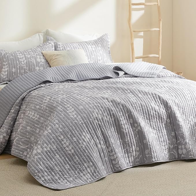 Bedsure Floral Quilt Queen Size - Reversible Frost Grey Botanical Quilt Bedding, Lightweight Bedspread, Soft Microfiber Coverlet for All Seasons (90"x96")