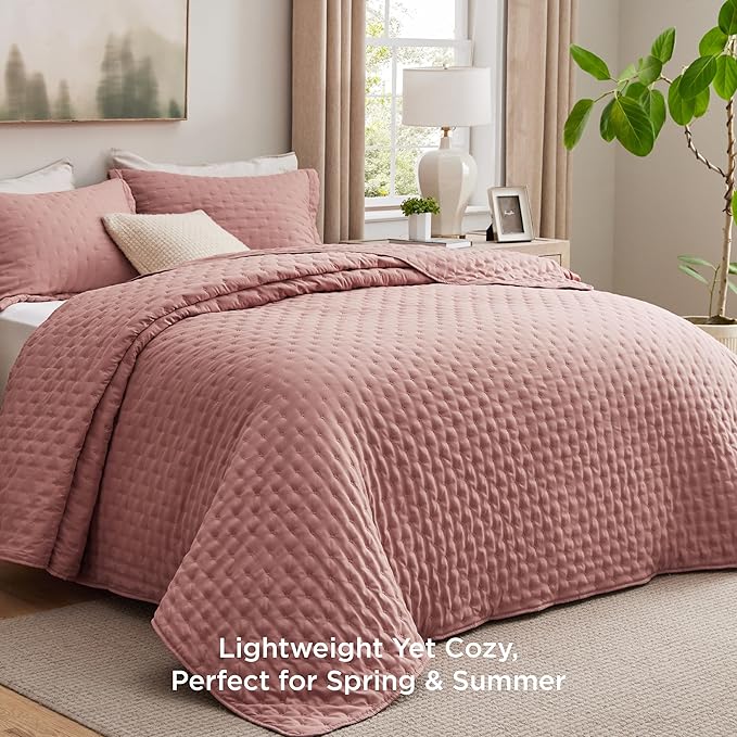 Bedsure Quilts Queen Size - Grayish Pink Bedspread Queen Size & Lightweight Comforter, Country Cottage Coverlet with Clover Pattern, Ultra Soft All-Season Bedding, 90 x 96 Inches