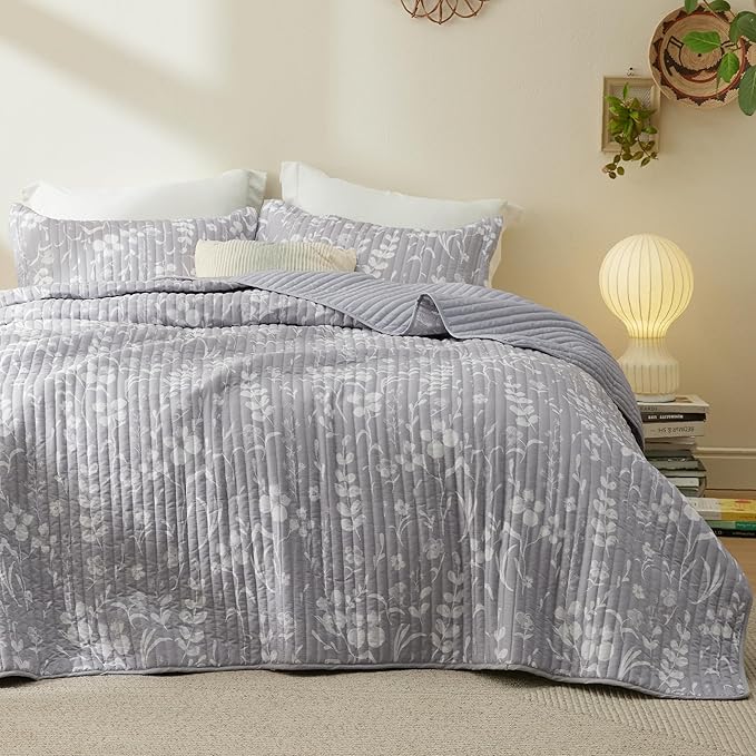 Bedsure Floral Quilt Queen Size - Reversible Frost Grey Botanical Quilt Bedding, Lightweight Bedspread, Soft Microfiber Coverlet for All Seasons (90"x96")