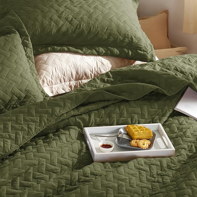 Bedsure Quilts Queen Size - Lightweight Bedspreads Queen Size with Basket Weave Pattern, Soft Quilt Bedding, Olive Green Comforter Coverlet for All Seasons (90" x 96")