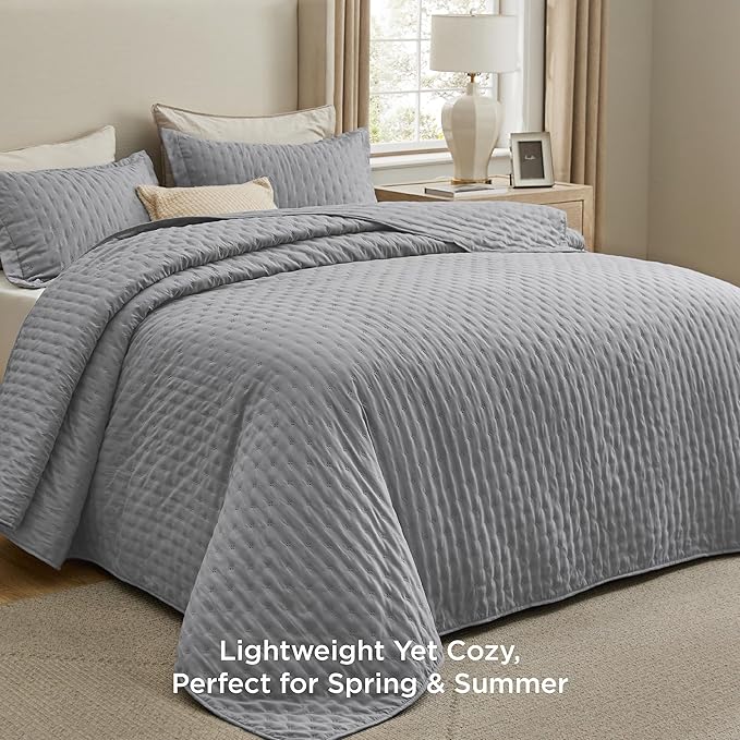 Bedsure Twin Quilt - Ultra Soft Twin XL Quilt Bedding for Dorm Decor, Lightweight All-Season Comforter, Grey Bedspread Coverlet with Clover Pattern, 68 x 86 Inches