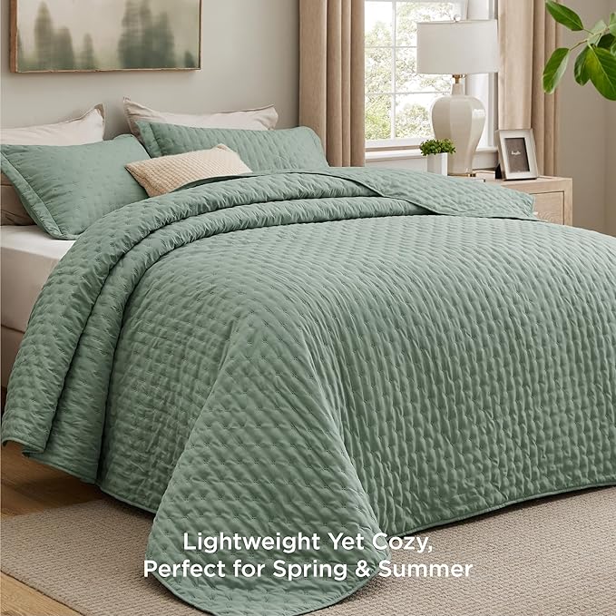 Bedsure King Quilt - Sage Green Bedspread King Size & Lightweight Comforter, Modern & Boho Coverlet with Clover Pattern, Ultra Soft All-Season Bedding, 106 x 96 Inches