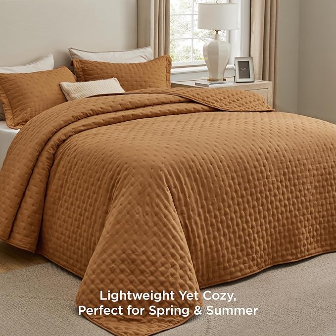 Bedsure Quilts Queen Size - Honey Ginger Bedspread Queen Size & Lightweight Comforter, Boho Coverlet with Clover Pattern, Ultra Soft All-Season Bedding, 90 x 96 Inches