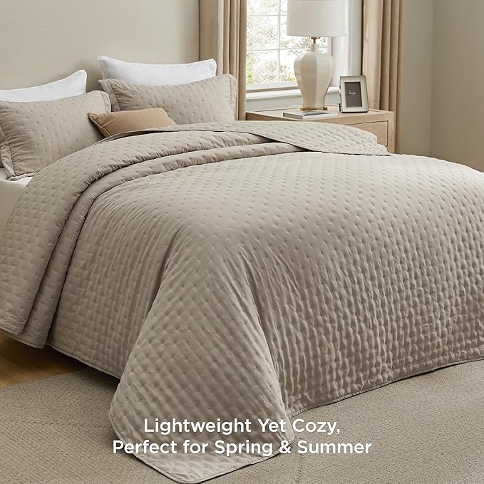 Bedsure Twin Quilt - Ultra Soft Twin XL Quilt Bedding for Dorm Decor, Lightweight All-Season Comforter, Taupe Bedspread Coverlet with Clover Pattern, 68 x 86 Inches