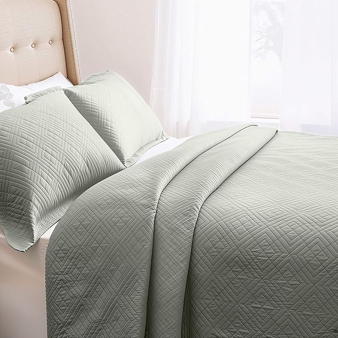 Hearth & Harbor Queen Quilt Set – All-Season Lightweight Bedspread & Coverlet with Pinsonic Weave - 7 Piece Queen Quilt Set with Pillow Shams, London Fog - Queen Diamond