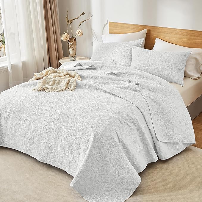 WURUIBO White Quilt Set Twin Size, Embossing Microfiber Bedspreads with Pillow Sham, Ligthweight Breathable Thin Coverlet, Reversible Bedding Set for All Season (1 Quilt, 1 Pillow Sham)