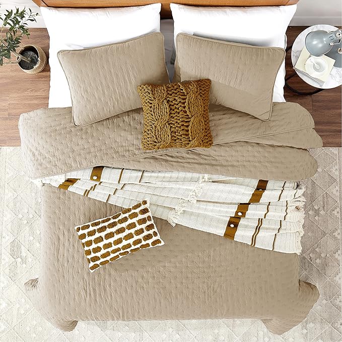 ROARINGWILD Cloud Oversized King Quilt Sets with Pillow Shams, Beige California Cal King Size Lightweight Soft Coverlet Bedspread, Tan Cream Thin Bedding Set, 3 Pieces, 118x106 inches