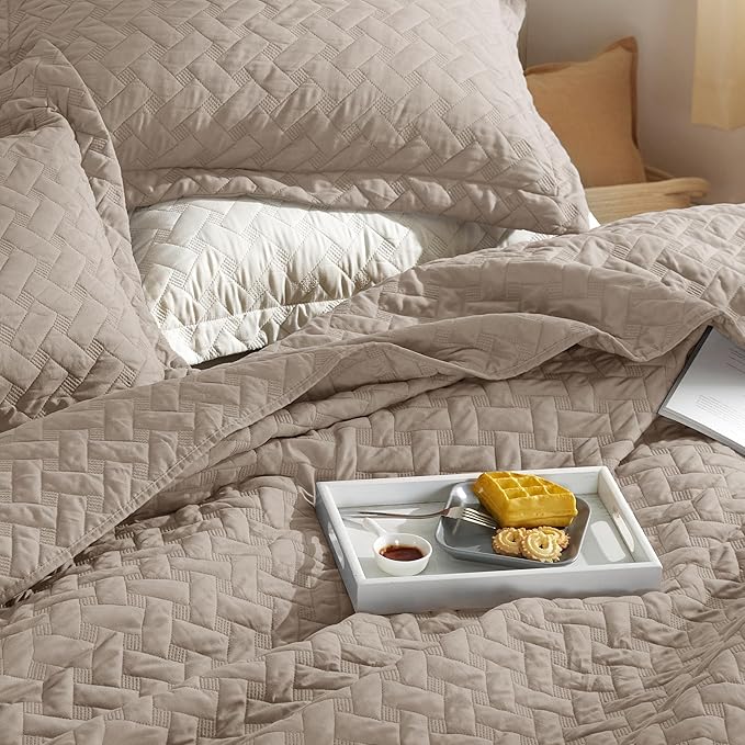 Bedsure Quilts King Size - Lightweight Bedspreads King Size with Basket Weave Pattern, Soft Quilt Bedding, Taupe Comforter Coverlet for All Seasons (106" x 96")