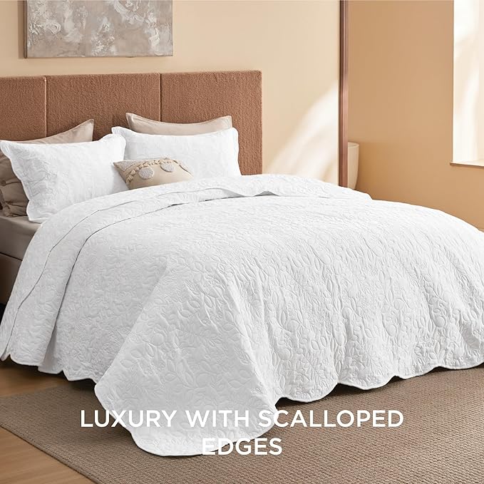 Bedsure Quilts Queen Size - Ultra Soft Pre-Washed Cloud-Like Bedding, All-Season Lightweight Comforter for Country Bedroom, Leaf Design Coverlet in Pure White, 90 x 96 Inches