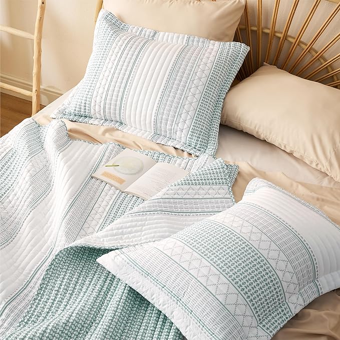 Bedsure Striped Quilt Queen Size - Blue & Grey Reversible Quilt Bedding, Microfiber Lightweight Bedspread, Striped Pattern Coverlet for All Seasons (90"x96")