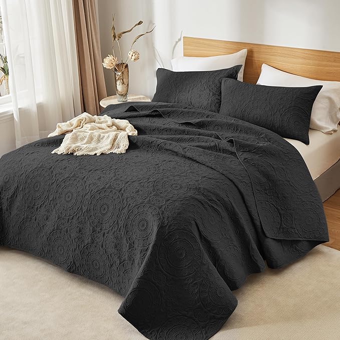 WURUIBO Black Quilt Set Queen Size, Embossing Microfiber Full Bedspreads with Pillow Sham, Ligthweight Breathable Thin Coverlet, Reversible Bedding Set for All Season (1 Quilt, 2 Pillow Shams)