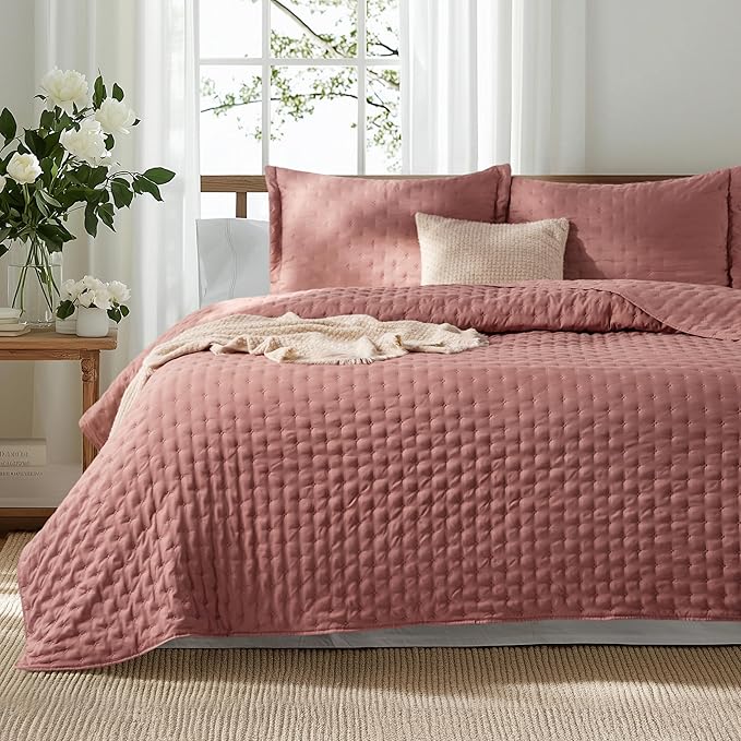 Bedsure King Quilt - Grayish Pink Bedspread King Size & Lightweight Comforter, Country Cottage Coverlet with Clover Pattern, Ultra Soft All-Season Bedding, 106 x 96 Inches