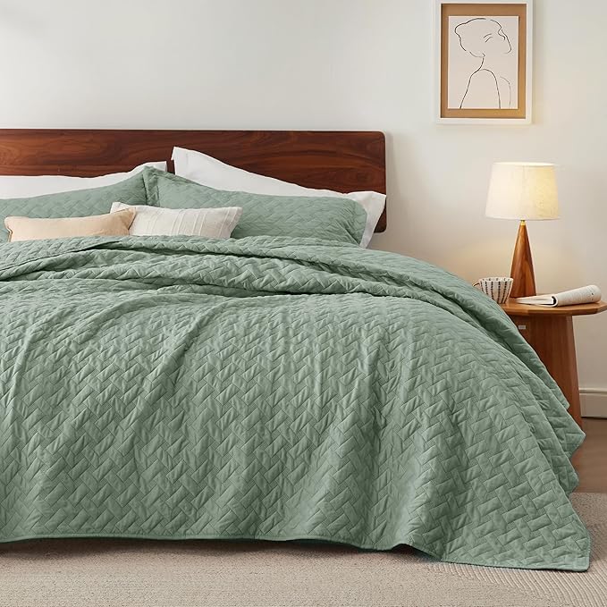 Bedsure Quilts Queen Size - Lightweight Bedspreads Queen Size with Basket Weave Pattern, Soft Quilt Bedding, Sage Green Comforter Coverlet for All Seasons (90" x 96")