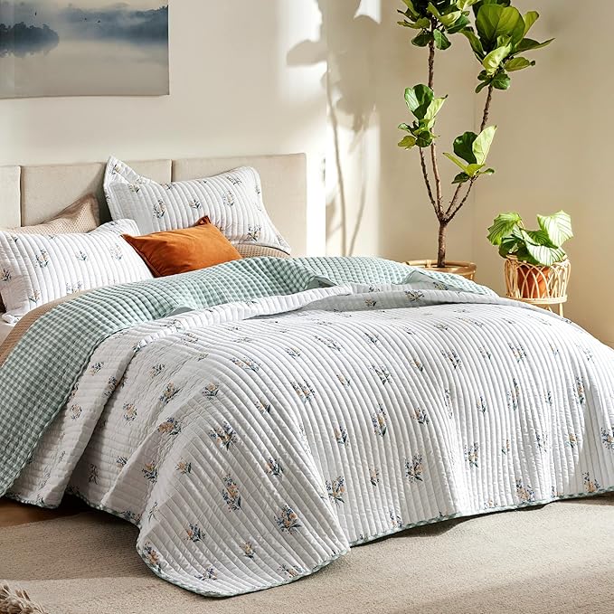 Bedsure Floral Quilt King Size - Reversible Botanical Floral Comforter, Spring Lightweight Bedspread Quilted Bedding, Soft Microfiber Coverlet for All Seasons (106"x96")