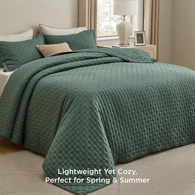 Bedsure King Quilt - Dark Green Bedspread King Size & Lightweight Comforter, Modern Coverlet with Clover Pattern, Ultra Soft All-Season Bedding, 106 x 96 Inches