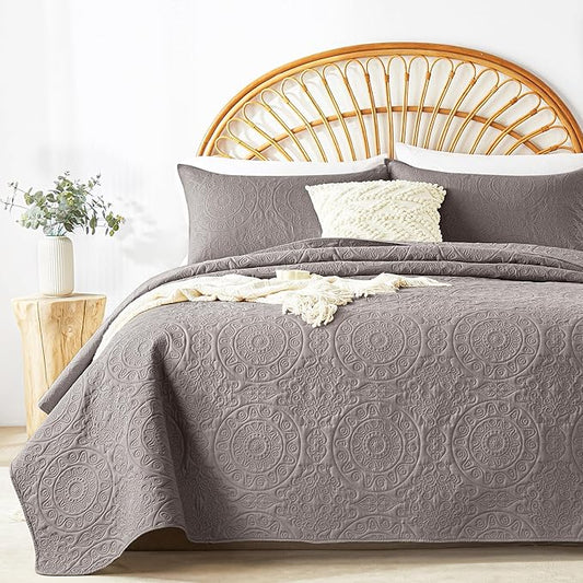 WURUIBO Dark Gray Quilt Set King/Cal King Size, Embossing Microfiber Bedspreads with Pillow Sham, Ligthweight Breathable Thin Coverlet, Reversible Bedding Set for All Season (1 Quilt, 2 Pillow Shams)