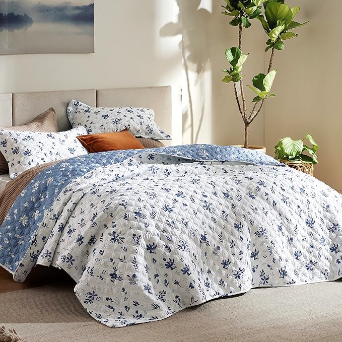 Bedsure Twin Quilt Dorm Bedding - Lightweight Floral Quilt, Twin Extra Long Quilt Bedding, Blue & White Daisy Design Bedspread, Reversible Microfiber Coverlet for All Seasons (68"x86")