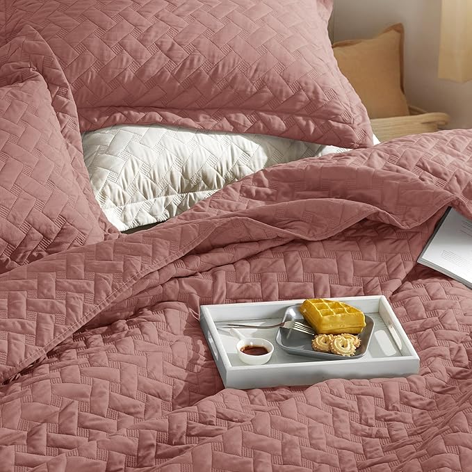 Bedsure Quilts Twin Size - Lightweight Bedspreads Twin Size with Basket Weave Pattern, Soft Quilt Bedding, Grayish Pink Comforter Coverlet for All Seasons (68" x 86")