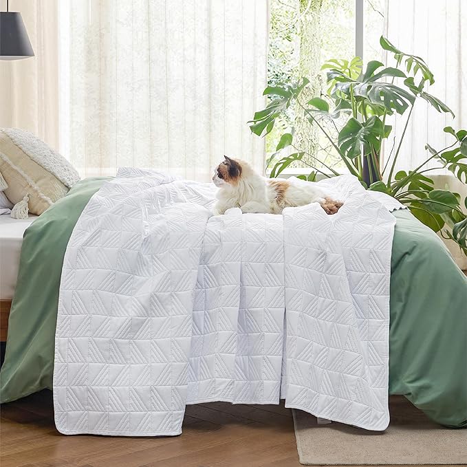 Bedsure King Size Quilt Bedding - Soft Ultrasonic King Bedspread - Dark Green Coverlet Quilted Bedding - Lightweight All-Season Comforter 106x96 Inch