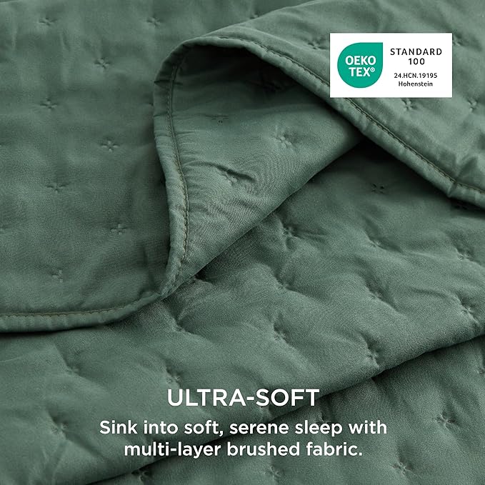 Bedsure California King Quilt - Dark Green Bedspread California King Size & Lightweight Comforter, Modern Coverlet with Clover Pattern, Ultra Soft All-Season Bedding, 111x106 Inches