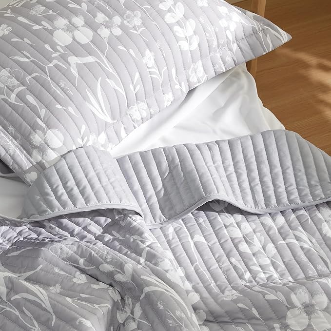 Bedsure Floral Quilt Queen Size - Reversible Frost Grey Botanical Quilt Bedding, Lightweight Bedspread, Soft Microfiber Coverlet for All Seasons (90"x96")