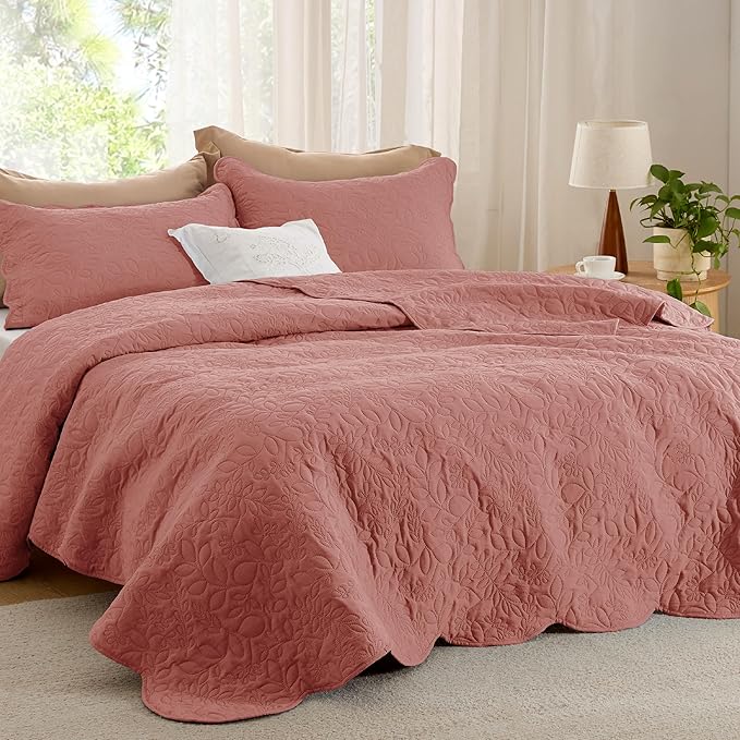Bedsure Quilts Queen Size - Ultra Soft Pre-Washed Bedspread - Lightweight Grayish Pink Comforter - Cloud Bedding with Leaf Design 90x96 Inch