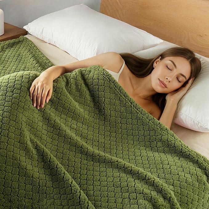 Exclusivo Mezcla Twin Size Fleece Blanket for Bed, Extra Soft Warm Decorative Fuzzy Blanket for Women, Lightweight Cozy Bedding Blankets, 60x80 Inches, Olive Green