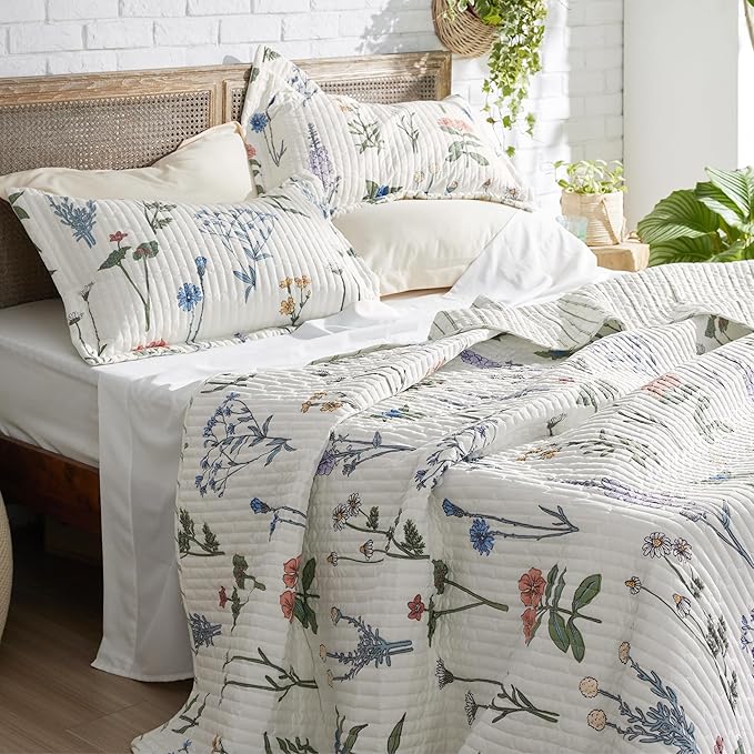 Bedsure Floral White Quilt King - King Size Reversible Floral Quilt Bedding, Lightweight Bedspread, Soft Botanical Coverlet for All Seasons (106"x96")
