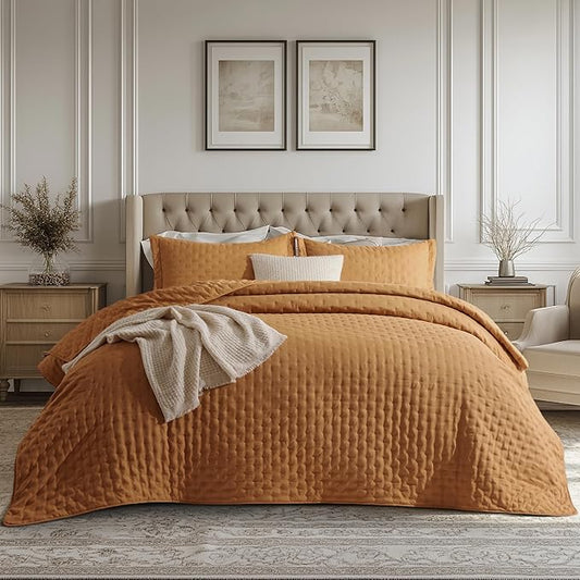 Bedsure King Quilt - Honey Ginger Bedspread King Size & Lightweight Comforter, Boho Coverlet with Clover Pattern, Ultra Soft All-Season Bedding, 106 x 96 Inches